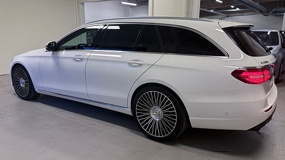 Mercedes-Benz E200 4 of 5