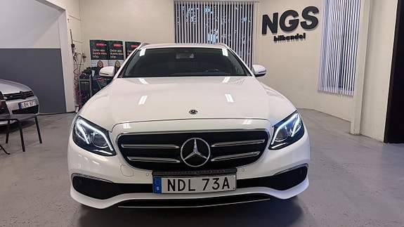 Mercedes-Benz E200 2 of 5