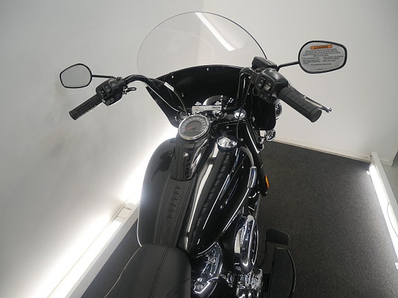 Harley-Davidson Heritage Classic FLHC 4 of 5