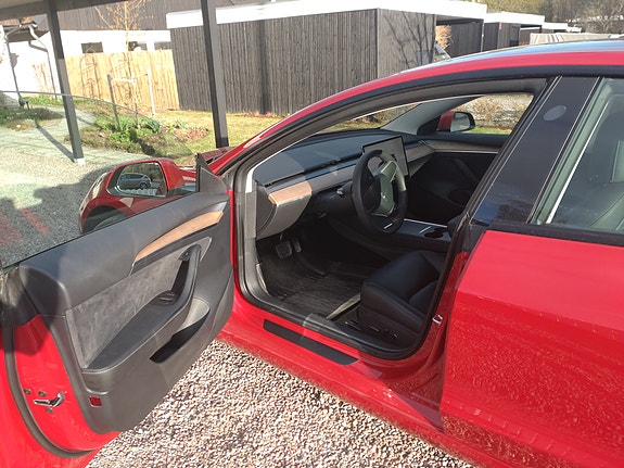Tesla Model 3 4 of 4