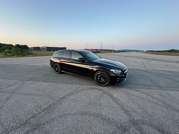 Mercedes-Benz C63 3 of 4