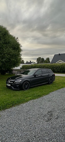 Mercedes-Benz C63 2 of 4