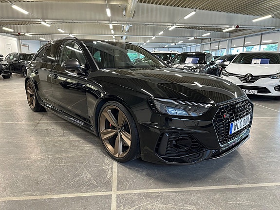 Audi RS4 2 of 5