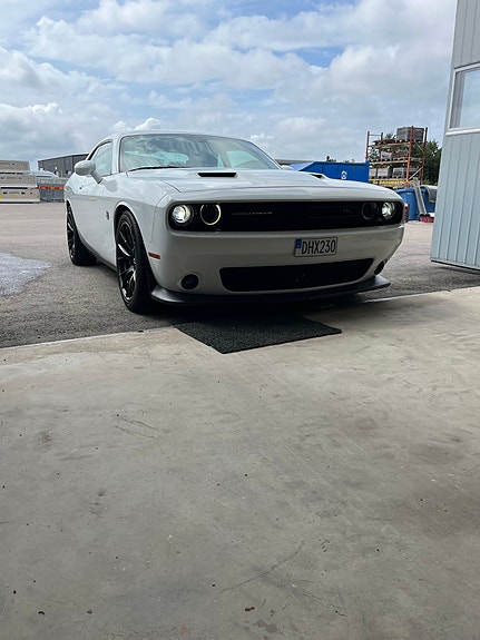 Dodge Challenger 2 of 5