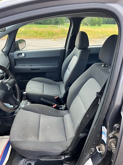 Mitsubishi Colt 10 of 14