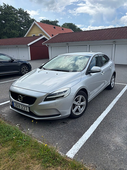 Volvo V40 2 of 5