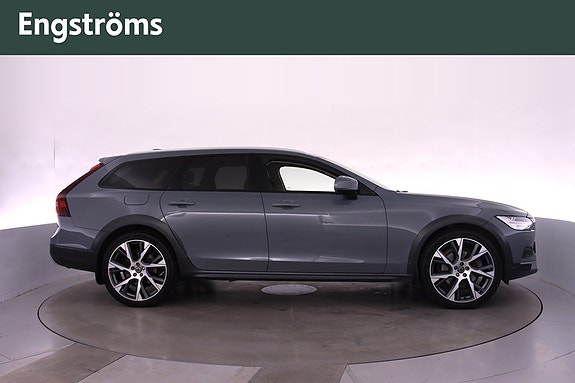 Volvo V90 Cross Country 2 of 15