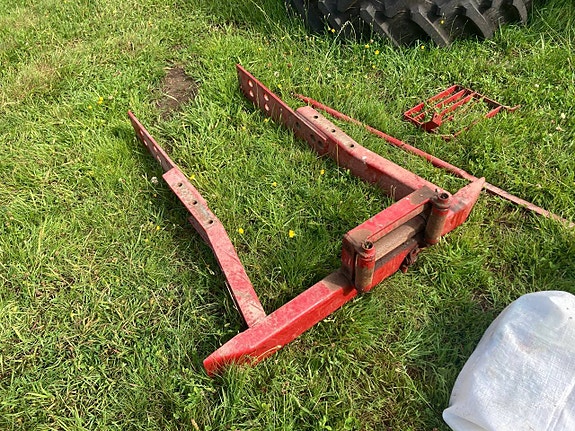 Kraftig Frontwinsch till traktor Har suttit på en BM 650 5 of 9
