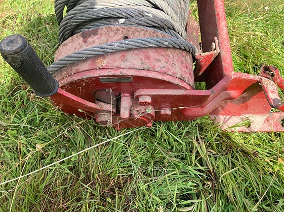 Kraftig Frontwinsch till traktor Har suttit på en BM 650 9 of 9
