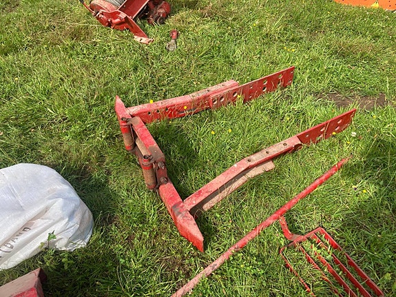 Kraftig Frontwinsch till traktor Har suttit på en BM 650 6 of 9
