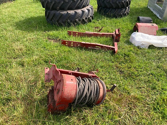 Kraftig Frontwinsch till traktor Har suttit på en BM 650