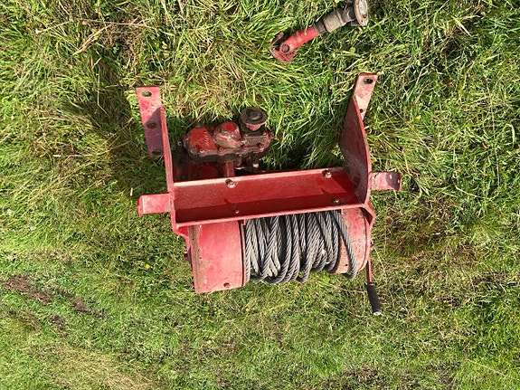 Kraftig Frontwinsch till traktor Har suttit på en BM 650 3 of 9
