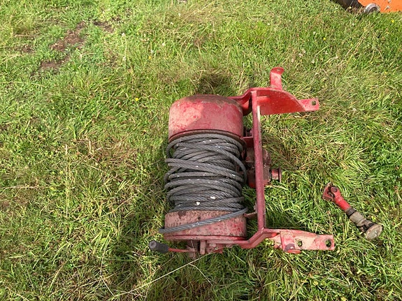 Kraftig Frontwinsch till traktor Har suttit på en BM 650 2 of 9