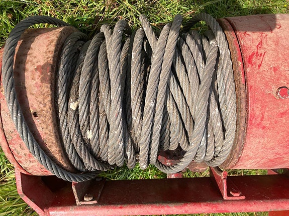 Kraftig Frontwinsch till traktor Har suttit på en BM 650 8 of 9