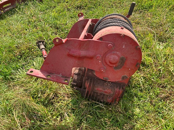 Kraftig Frontwinsch till traktor Har suttit på en BM 650 7 of 9