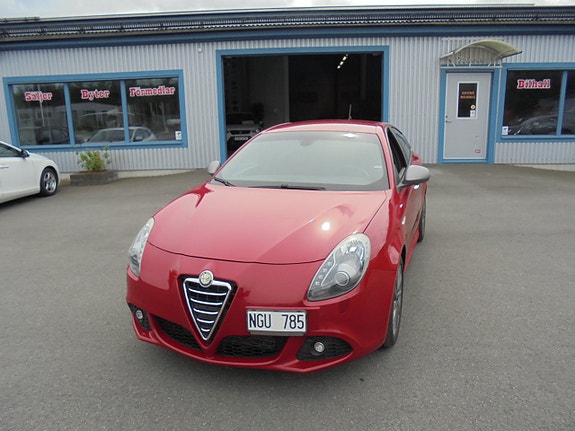 Alfa Romeo Giulietta 2 of 5