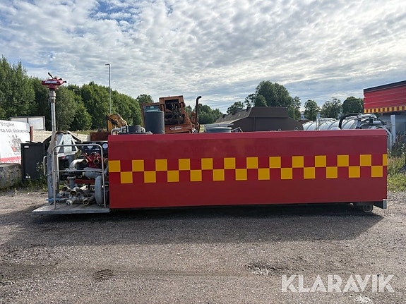 Tank med manuell vattenkanon på växlarflak He 2 of 5