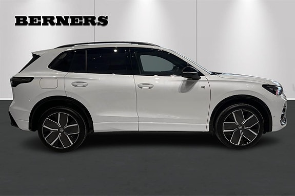 Volkswagen Tiguan 2 of 5
