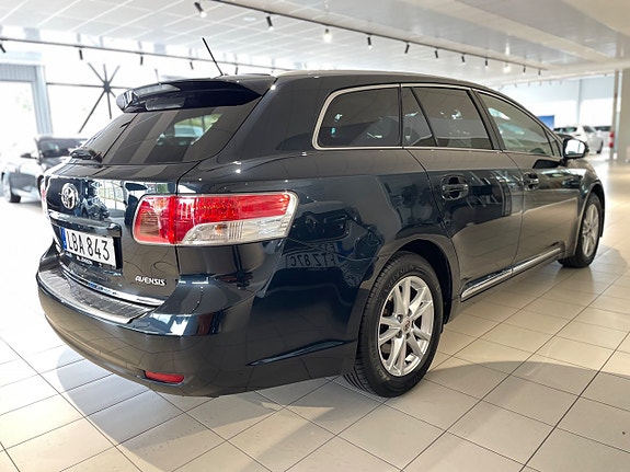 Toyota Avensis 4 of 5