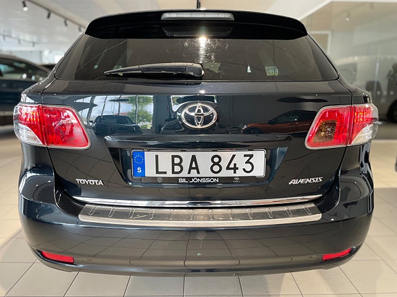 Toyota Avensis 5 of 5