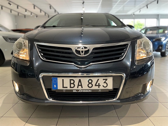 Toyota Avensis 2 of 5