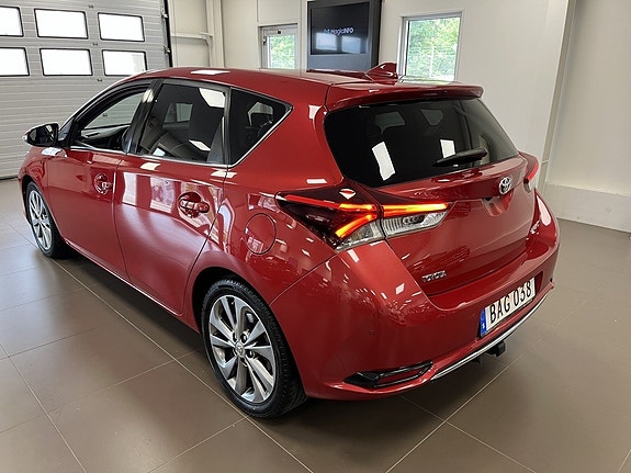 Toyota Auris 2 of 5