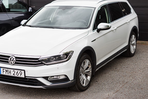 Volkswagen Passat Alltrack 2 of 5