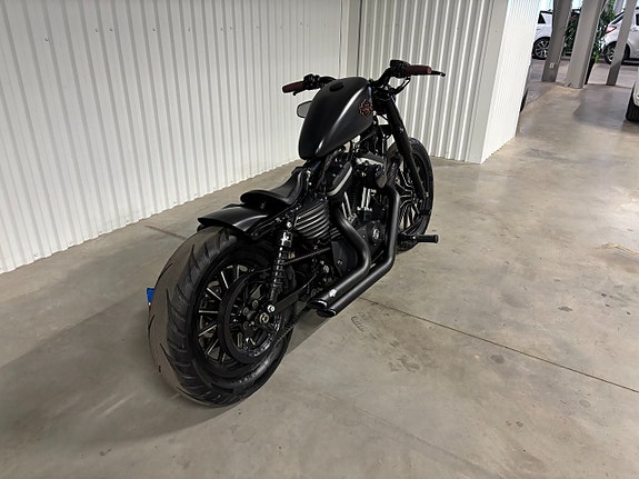 Harley-Davidson Iron 883 XL Bobber 2 of 5