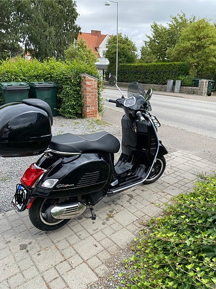 Vespa GTS 150 E4 3 of 4