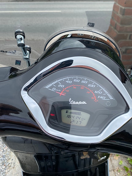 Vespa GTS 150 E4 2 of 4