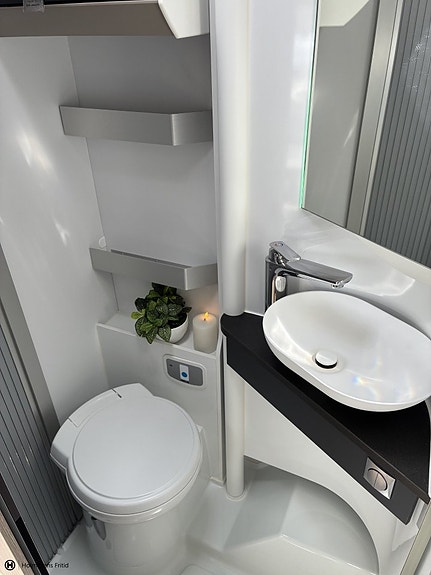 Adria Compact Supreme DL 12 of 19