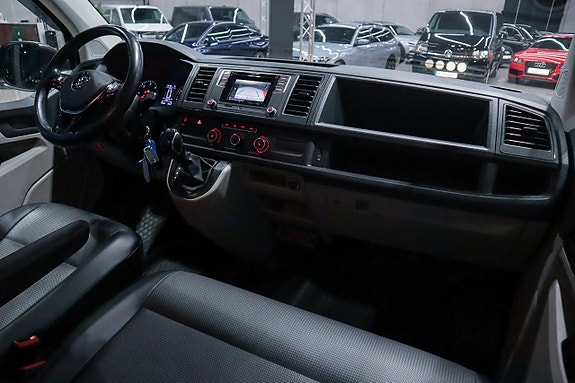 Volkswagen Caravelle 5 of 5