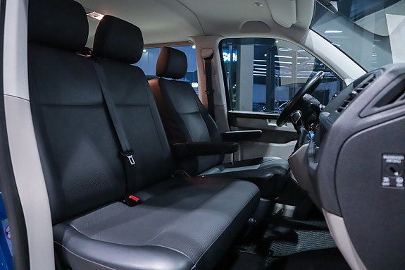 Volkswagen Caravelle 2 of 5