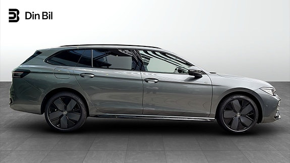 Volkswagen Passat 2 of 12