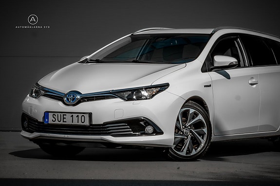 Toyota Auris 2 of 5
