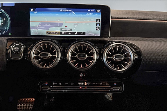 Mercedes-Benz A250 e 14 of 17
