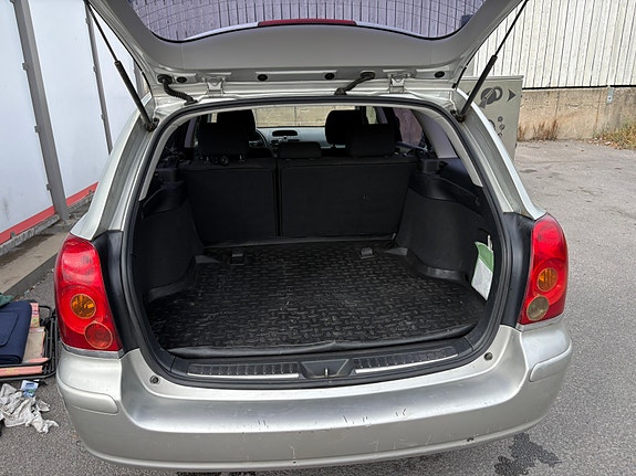 Toyota Avensis 2 of 5