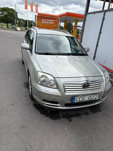 Toyota Avensis 4 of 5