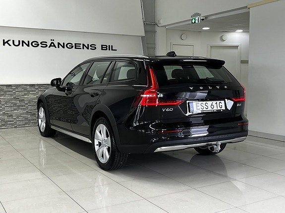 Volvo V60 Cross Country 8 of 23