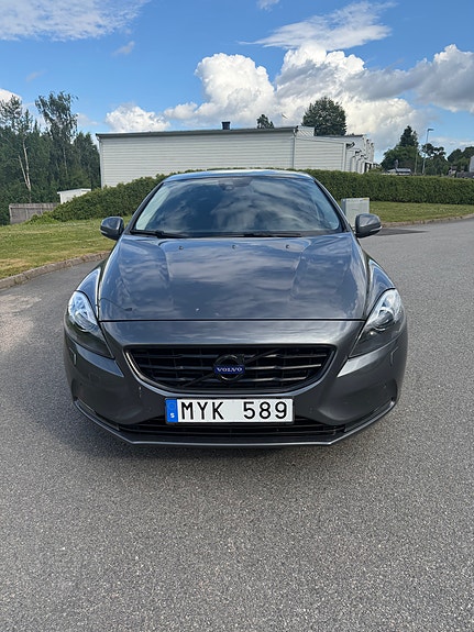 Volvo V40 2 of 8