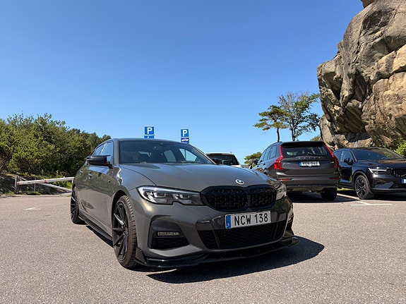 BMW 330i 3 of 5