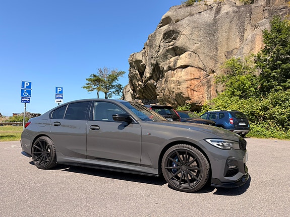 BMW 330i 2 of 5