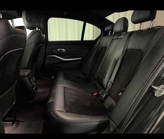 BMW 330i 10 of 13