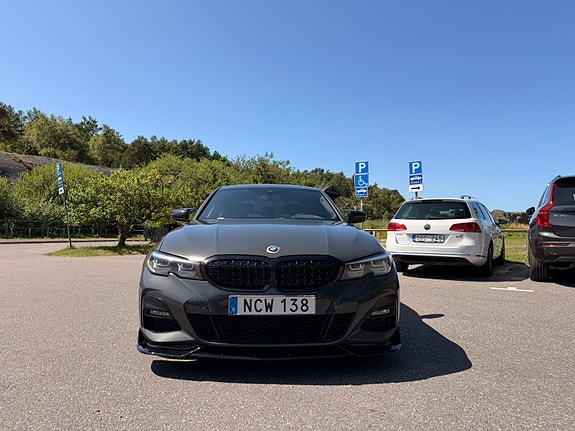 BMW 330i 4 of 5