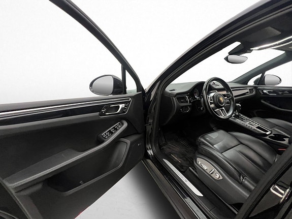 Porsche Macan S 13 of 30