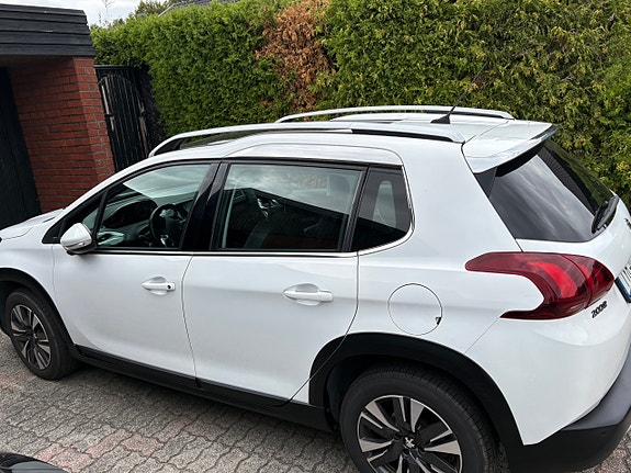 Peugeot 2008 2 of 5