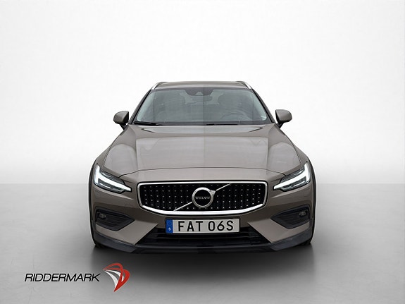 Volvo V60 Cross Country 2 of 5