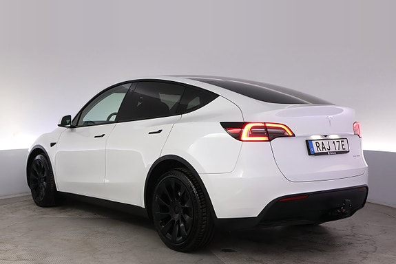 Tesla Model Y 4 of 5