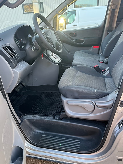Hyundai H-1 7 of 11