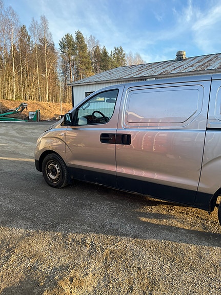 Hyundai H-1 2 of 11